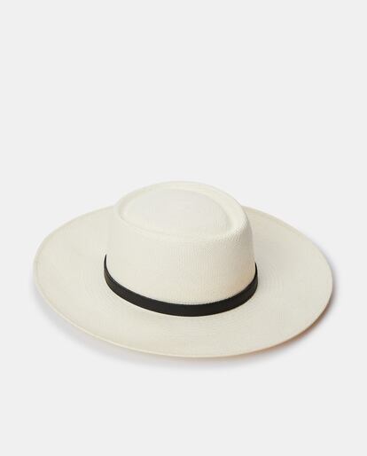 En color blanco nuclear y con una cinta en contraste, este sombrero se alinea con el estilo más minimalista confirmando una vez más que menos, es más. A la venta en El Corte Inglés. 82,95 euros.