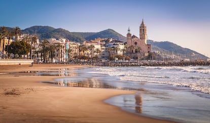 Desde hace años, Sitges es uno de los destinos LGTBI más demandados internacionalmente. Pero esta localidad playera a 40 kilómetros al sur de Barcelona es mucho más que una meca para esta comunidad. Escapada casi obligada desde la capital catalana, este antiguo pueblo de pescadores, que ahora es una ciudad de más de 30.000 habitantes, cuenta con 17 playas de arena finísima y un paseo marítimo jalonado de terrazas y bares de copas. También posee un encantador casco antiguo que combina museos y palacetes, casas de indianos y alguna que otra iglesia, como la de Sant Bartomeu i Santa Tecla, del siglo XVII, cuya asimétrica silueta caracteriza el perfil de la villa. Sitges es uno de los enclaves costeros que mejor ha sabido combinar el turismo de cultura y playa con una oferta heterogénea para públicos de todas las edades, que van desde las terrazas tranquilas o los bares de tapas a las discotecas fuera del casco urbano. <br><br> La oferta cultural tiene su primera parada en el Museu del Cau Ferrat, la espectacular casa-taller del pintor y escritor Santiago Rusiñol (1861-1931), con obras del propio pintor pero también de Ramón Casas, El Greco, Zuloaga o Picasso y una interesante colección de hierro forjado, cristal y cerámica. El Palau de Maricel (solo visitable los domingos, con guía) tiene unas espectaculares vistas al mar, y dentro, una colección de obras de arte, sobre todo del novecentismo y el modernismo catalán. Dos eventos con los que conviene coincidir (o evitar, si lo que buscamos es tranquilidad), son las fiestas del Orgullo, en junio, y el Festival Internacional de Sitges, pionero del cine fantástico, ciencia-ficción y terror, que se celebra desde hace más de medio siglo. A los que les gusta conducir, pueden llegar a Sitges desde Barcelona por una carretera llena de curvas que recorre la costa del Garraf, con unas vistas maravillosas. Para muchos, es una de las carreteras más bonitas de Cataluña.