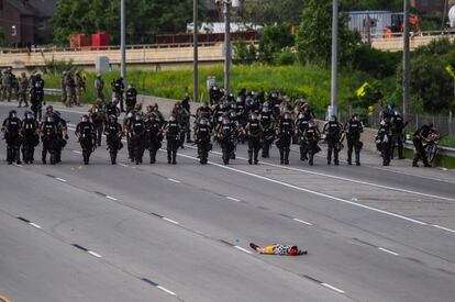 Un manifestante se tumba en una autovía de Minneapolis, durante una protesta  por la muerte del afroamericano George Floyd. 