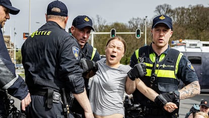 The Hague (Netherlands), 06/04/2024.- Swedish climate activist Greta Thunberg (2-R) reacts as she is detained by police officers during a climate demonstration blocking the A12 highway in the Hague, the Netherlands, 06 April 2024. Thunberg joined the 37th highway blockade called by the Extinction Rebellion as new international actions against fossil subsidies were announced during the action. (Protestas, Países Bajos; Holanda, La Haya) EFE/EPA/RAMON VAN FLYMEN
