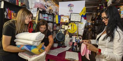 Voluntárias da ONG Venezuelan Awareness na sexta-feira, dia 24, em Miami.