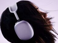 Chica utilizando los nuevos auriculares AirPods Max 2