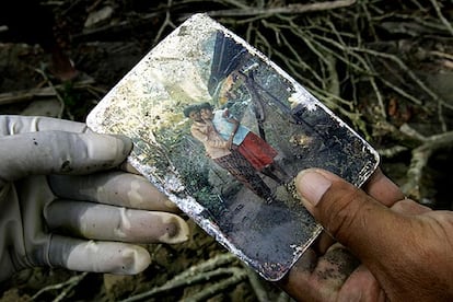 Mahdi, un vecino de Banda Aceh, sostiene en el entierro de de su mujer, Ferani, un retrato de ella.