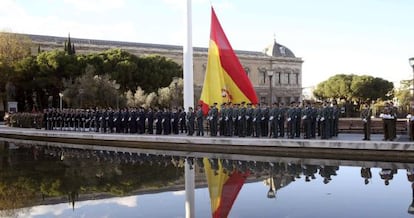 Moment de la hissada de la bandera espanyola, aquest matí a la plaça de Colón de Madrid, amb motiu del 36è aniversari de la Constitució.