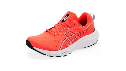 Zapatillas Asics sobre fondo blanco.