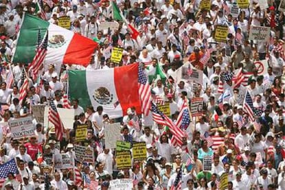 Miles de manifestantes desfilan con banderas de EE UU y de México por el centro de Los Ángeles (California) para exigir respeto a los inmigrantes.