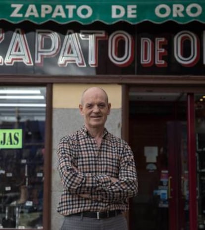 Luis Miguel García, delante de su zapatería en Lavapiés.