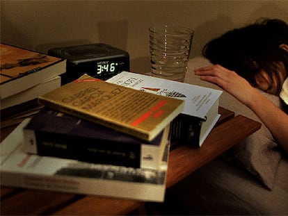 Los especialistas recomiendan a las personas que sufren insomnio no leer ni ver la televisión acostadas.