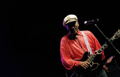 Chuck Berry toca la guitarra en un concierto en 2008, en Santa Cruz de Tenerife.