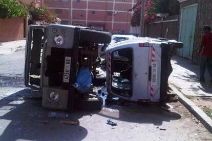 Vehículos volcados y con las lunas destrozadas como consecuencia de los disturbios en El Aaiún.