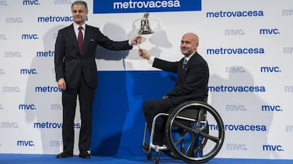 Jorge P&eacute;rez de Leza (derecha), consejero delegado de Metrovacesa, e Ignacio Moreno, presidente, tocan la campana del estreno en Bolsa de la empresa.
