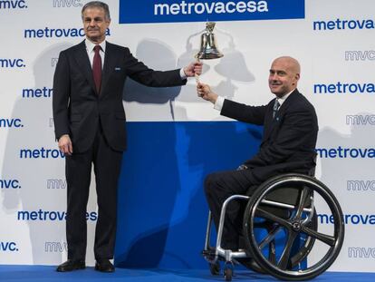 Jorge P&eacute;rez de Leza (derecha), consejero delegado de Metrovacesa, e Ignacio Moreno, presidente, tocan la campana del estreno en Bolsa de la empresa.