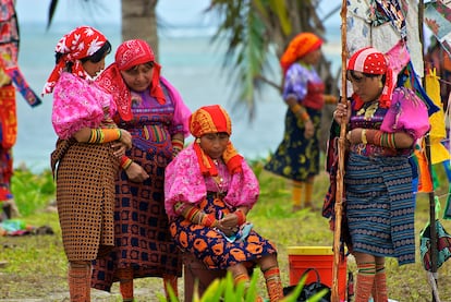 Archipiélago de San Blas (Panamá). Salpicadas de cocoteros y bordeadas por remolinos color turquesa, las islas de San Blas podrían ser la imagen del paraíso. Esta cadena remota que se extiende a lo largo del extremo sur de la costa caribeña de Panamá está formada por 365 islas, de las que solo 49 están habitadas. Están controladas de forma autónoma por el pueblo indígena Guna Yala, que mantiene su tradicional forma de vida a pesar de las presiones modernas y del cambio climático que amenaza con barrerlo del mapa. Al margen de su imagen de paraíso, lo más destacado de San Blas es la experiencia de convivir con los Guna Yala y conocer su cultura, en la que llaman especialmente la atención los coloristas textiles hechos a mano, conocidos como molas, que venden las mujeres artesanas. No solo son fantásticos recuerdos de viaje, sino que también ayudan a preservar la cultura local. Muchos viajeros visitan este lugar como parte de un viaje en yate de varios días entre Panamá y Cartagena de Indias (Colombia), una alternativa más auténtica que un vuelo para viajar entre estos dos países, ya que no existe un camino por tierra a través del famoso y selvático Tapón del Darién. Las joyas del archipiélago de San Blas son sus cayos. Digir Dubbu (Isla Tigre) es la isla más tradicional, y Dog Island es un destino popular para excursiones de un día, sobre todo para los aficionados al esnórquel, que pueden nadar entre los restos de un pequeño pecio cerca de la costa.