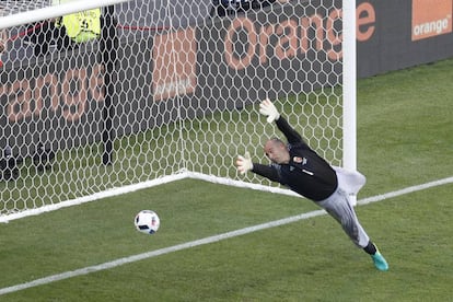 O goleiro húngaro Gabor Kiraly (que sempre joga com uma calça de pijama) se tornou o jogador mais veterano a disputar uma Eurocopa, com 40 anos. A Hungria enfrentará a Bélgica nas oitavos de final.