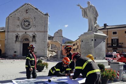 Un grupo de bomberos planifican el trabajo cerca la basílica de San Benedetto en Norcia, el 31 de octubre.