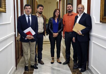 Los cinco concejales que integran la comisión de investigación del Ayuntamiento de Valencia sobre el 'caso Taula'.