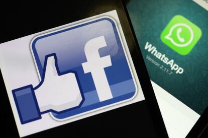 Logos de las aplicaciones Facebook y WhatsApp.