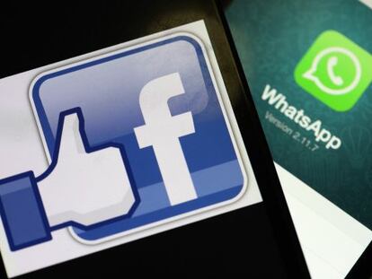 Logos de las aplicaciones Facebook y WhatsApp.