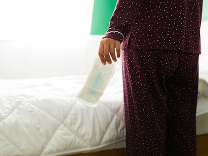 Imagen de archivo de una mujer sosteniendo una toalla sanitaria.