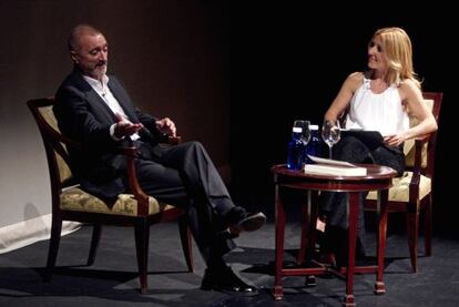 Arturo P&eacute;rez-Reverte talks with Cayetana Guill&eacute;n Cuervo at the presentation of his latest novel.