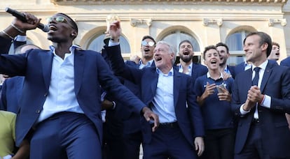 Pogba lleva la voz cantante ante Deschamps y Macron durante la fiesta en el Elíseo.