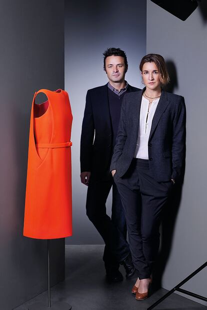 Toño Foraster y Victoria Garriga (arquitectos), con un vestido en crespón naranja de 1968.