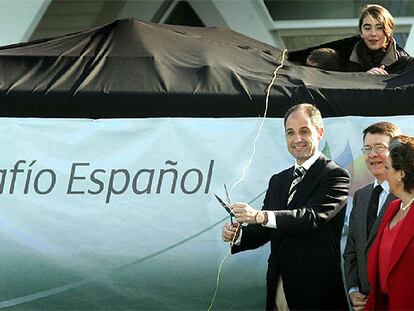 Camps, Sevilla y Barberá, durante la presentación del equipo Iberdrola, ayer en la Ciudad de las Artes y las Ciencias, en Valencia.