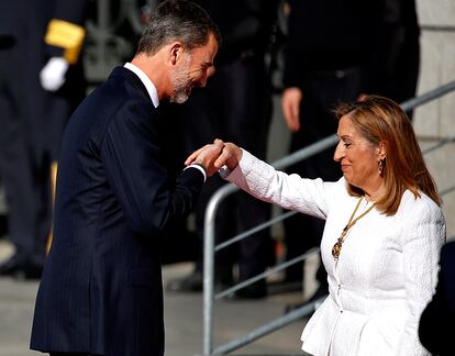 El Rey Felipe VI saluda a la presidenta del Congreso de los Diputados, Ana Pastor.