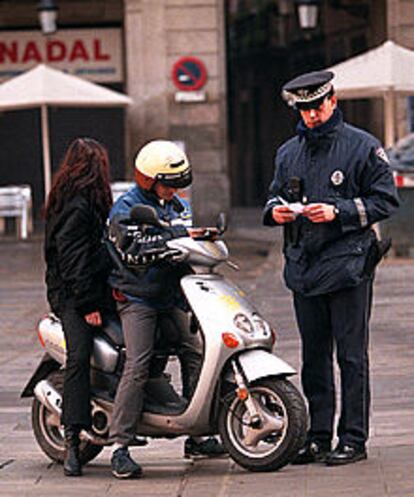 Dos agentes de la polica patrullan en el Barri Gtic de Barcelona.