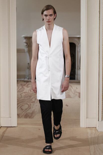 Una de las líneas más sobrias de la primera London Fashion Week masculina la ha presentado Lee Roach.