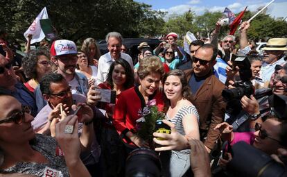 Dilma Rousseff foi recebida por militantes em Porto Alegre ao votar.