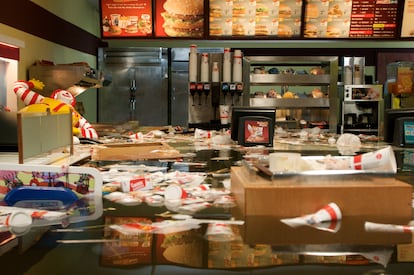 'Flooded McDonalds' (2009), obra del colectivo dans Superflex.