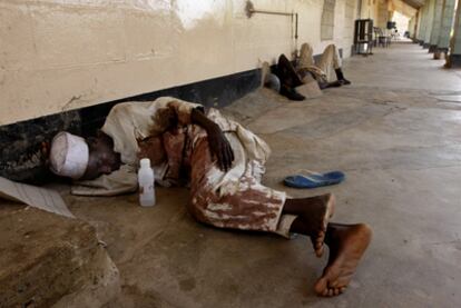 Dos víctimas de la violencia yacen en el pasillo de un hospital, donde esperan ser atendidas, en Kaduna, en el norte del país.
