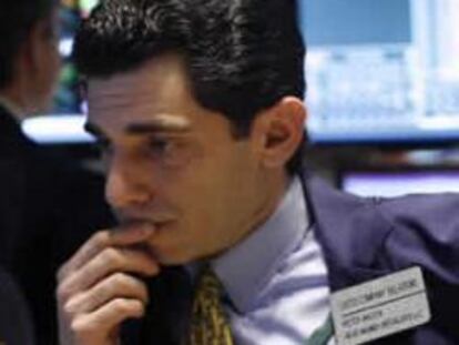 Un operador de la Bolsa de Nueva York contempla la evolución del Dow Jones en una pantalla.