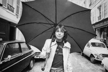 David Cassidy, camina bajo la lluvia por una calle de Londres (Reino Unido), el 1974.