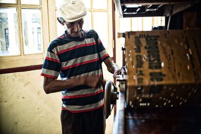 “Por tres centavos que nos pagan a nosotros”, se queja el anciano, “quieren que nos encerremos en un museo y hacernos desaparecer como desparecieron las vitrolas. Desde hace años y por falta de presupuesto no quieren pagar y van a tener que jubilarnos. El centralismo es tan peligroso que quieren  que los únicos que existan sean los privados. Les hace daño el órgano.”