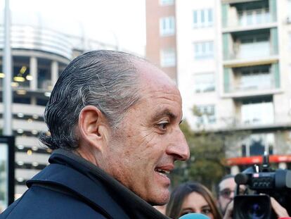 El expresidente valenciano Francisco Camps junto al Santiago Bernabéu antes de la final de la Copa Libertadores.