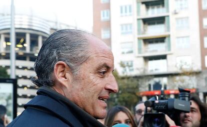 El expresidente valenciano Francisco Camps junto al Santiago Bernabéu antes de la final de la Copa Libertadores.