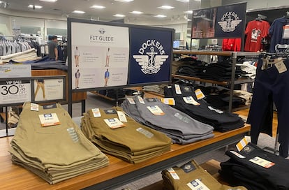 Prendas de Dockers en unos grandes almacenes de Arlington (Virginia).