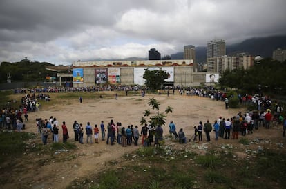 Cientos de personas esperan a las puertas del supermercado Bicentenario en Caracas. Los venezolanos han comenzado 2015 con un fuerte desabastecimiento y la tensión se siente a las puertas de los establecimientos.