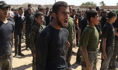 Jóvenes palestinos participan en un entrenamiento militar en un campamento de verano organizado por Hamas en Rafah, en el sur de la Franja de Gaza.