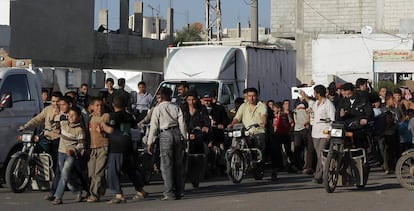 Un grupo de manifestantes protesta en la ciudad siria de Deera, al sur del país en marzo de 2011.