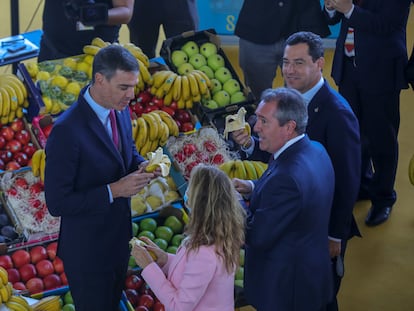 El presidente del Gobierno, Pedro Sánchez, junto al presidente de la Junta, Juanma Moreno;  la ministra de Transportes, Movilidad y Agenda Urbana, Raquel Sánchez y el alcalde de Sevilla, Juan Espadas, prueban unos plátanos de Canarias antes de la inauguración oficial del I Foro Urbano de España.