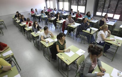 Students sit an exam to become primary teachers in Ciudad Real in 2016.