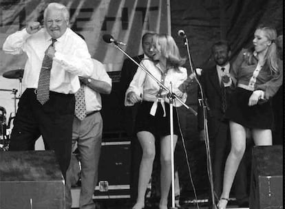 El presidente Yeltsin baila durante el concierto mitin de Rostov en un escenario con cantantes