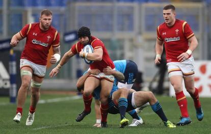 Leigh Halfpenny trata de escaparse de Luke McLean.