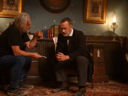 Paul Greengrass habla con Tom Hanks en el rodaje de 'Noticias del gran mundo'