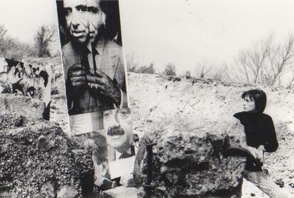 Liliana Maresca, SIN TÍTULO — de la serie “Imagen Pública - Altas esferas”, Costanera Sur, Buenos Aires, Fotografía por Ludmila, 1993, Fotoperformance, gelatina de plata sobre papel fibra, 8 x 11,5 cm, pieza única (A6). Cortesía Rolf Art.