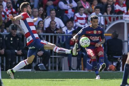 Dani Álves (d) del Barcelona intenta hacerse con el balón.

