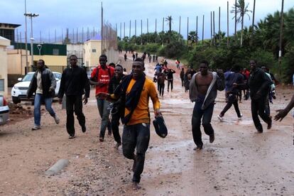 Varios migrantes, tras saltar la valla de Melilla, en una imagen de 2017.